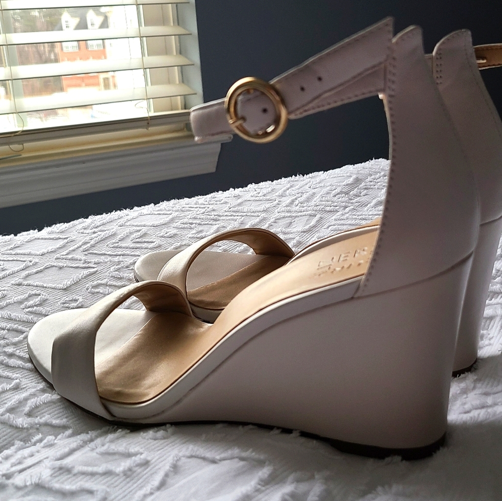 Off White Naturalizer Wedge